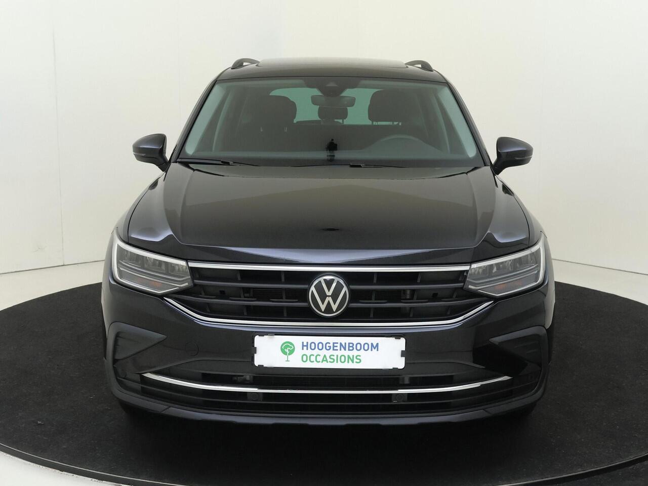 Volkswagen TIGUAN 1.4 TSI eHybrid Life | Panoramadak | Achteruitrijcamera | 3-zone airco | Adaptieve cruise control | CarPlay | Navigatie | Stoel- en stuurwielverwarming |
