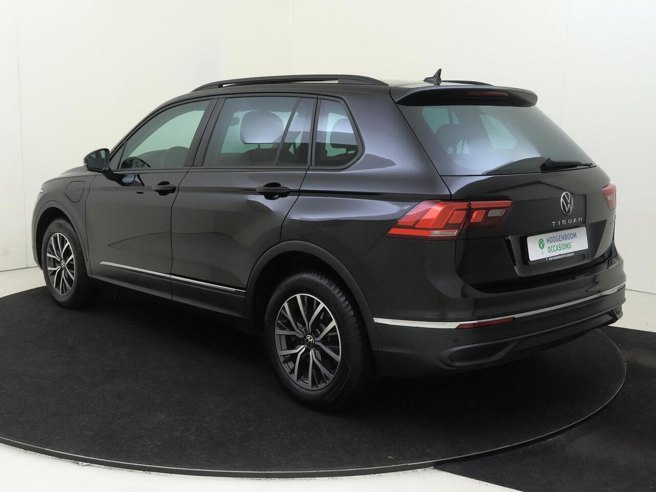 Volkswagen TIGUAN 1.4 TSI eHybrid Life | Panoramadak | Achteruitrijcamera | 3-zone airco | Adaptieve cruise control | CarPlay | Navigatie | Stoel- en stuurwielverwarming |
