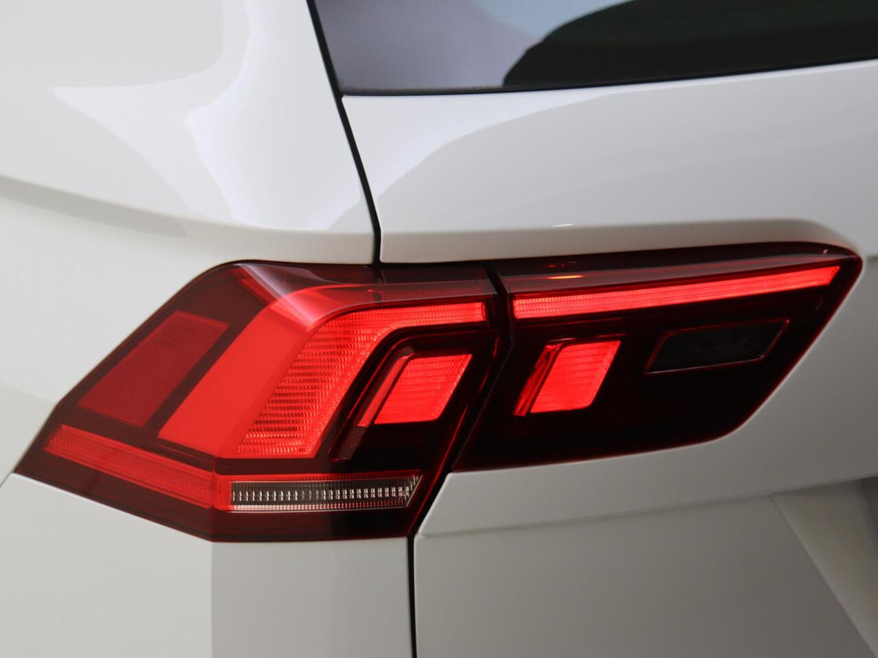 Volkswagen TIGUAN 1.4 TSI eHybrid R-Line Business | SoH 100% | Achteruitrijcamera | Adaptieve cruise control | 3-zone airco | Dodehoek detectie | Keyless | CarPlay | Parkeerassistent | Digital cockpit |