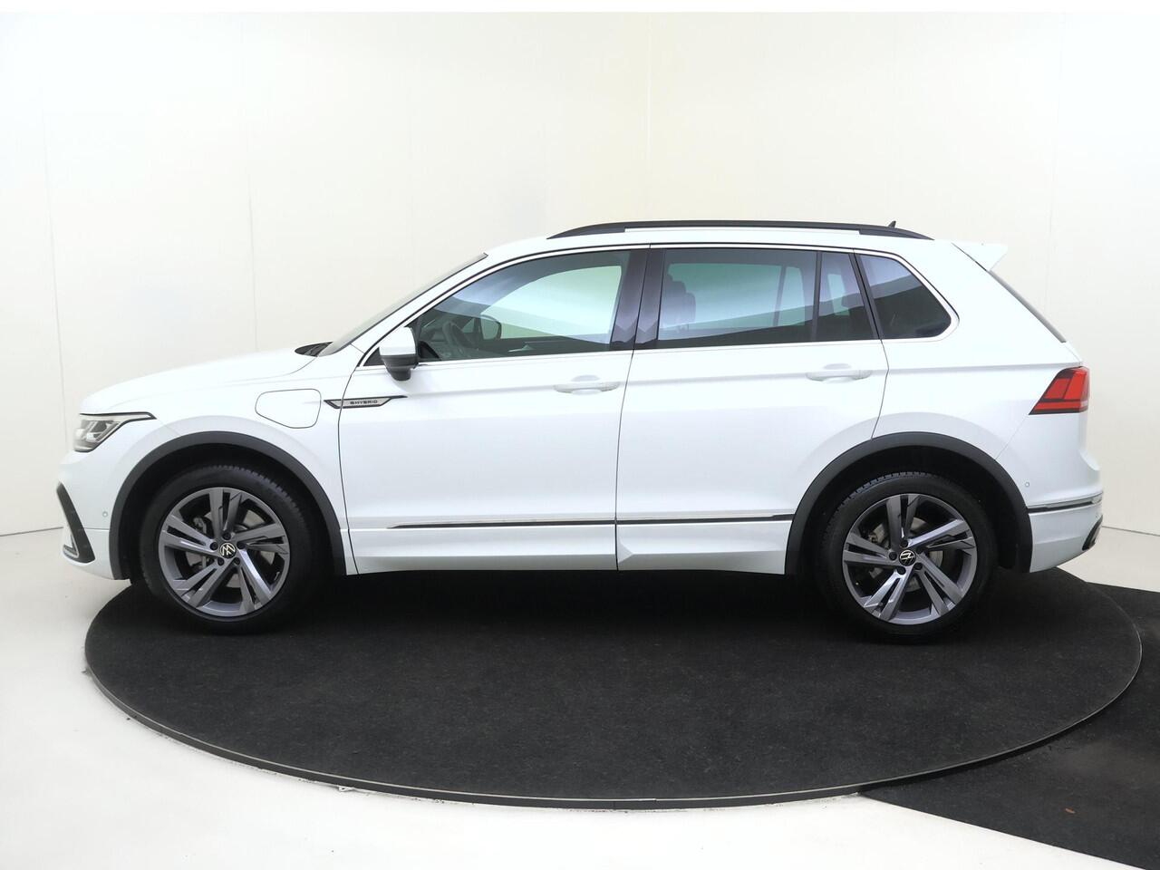 Volkswagen TIGUAN 1.4 TSI eHybrid R-Line Business | SoH 100% | Achteruitrijcamera | Adaptieve cruise control | 3-zone airco | Dodehoek detectie | Keyless | CarPlay | Parkeerassistent | Digital cockpit |