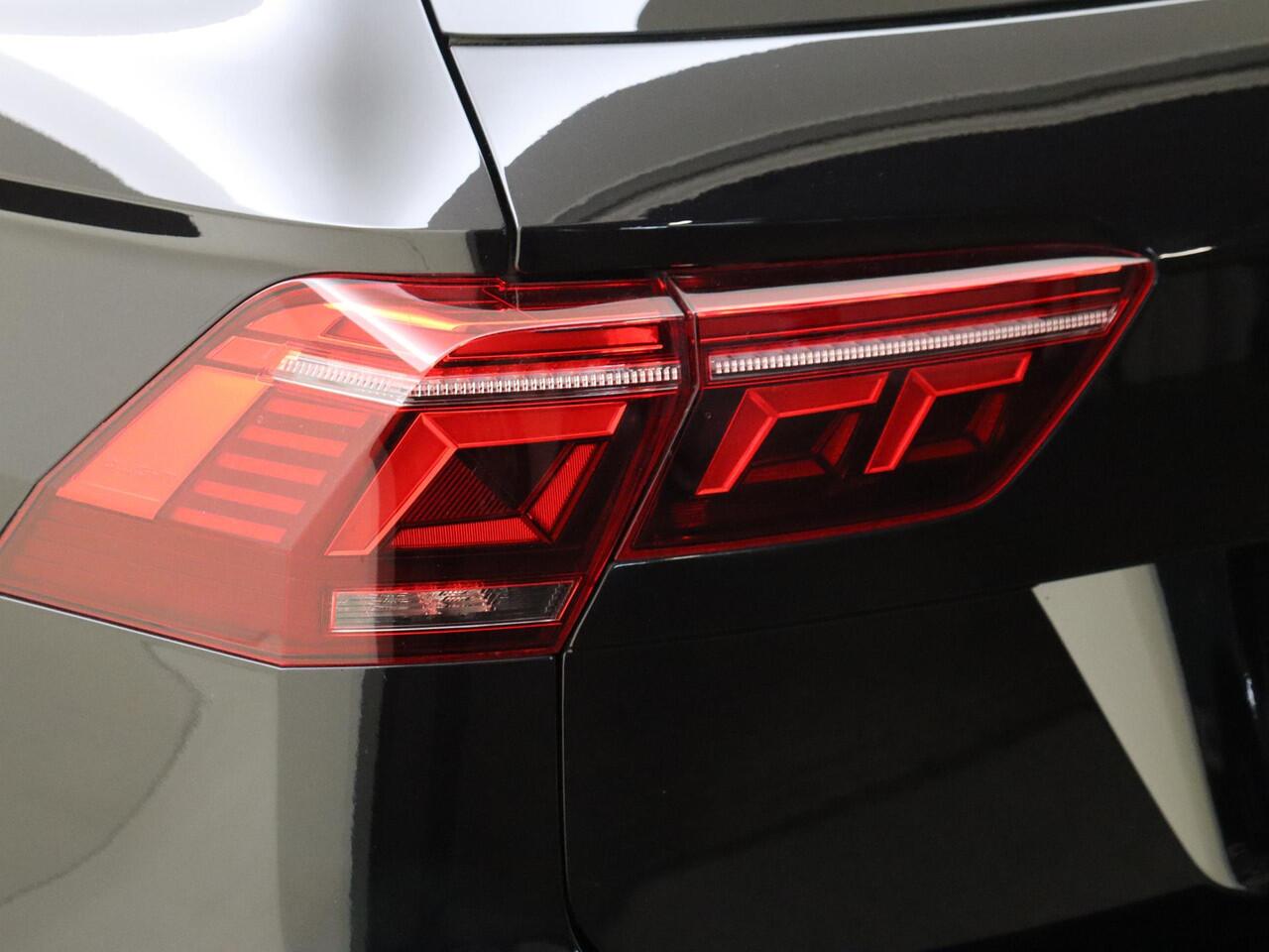 Volkswagen TIGUAN 1.4 TSI eHybrid R-Line Business | Panoramadak | Black Style | 360 camera | Lederen bekleding | LED matrix verlichting | 3-zone airco | Dodehoek detectie | Keyless |