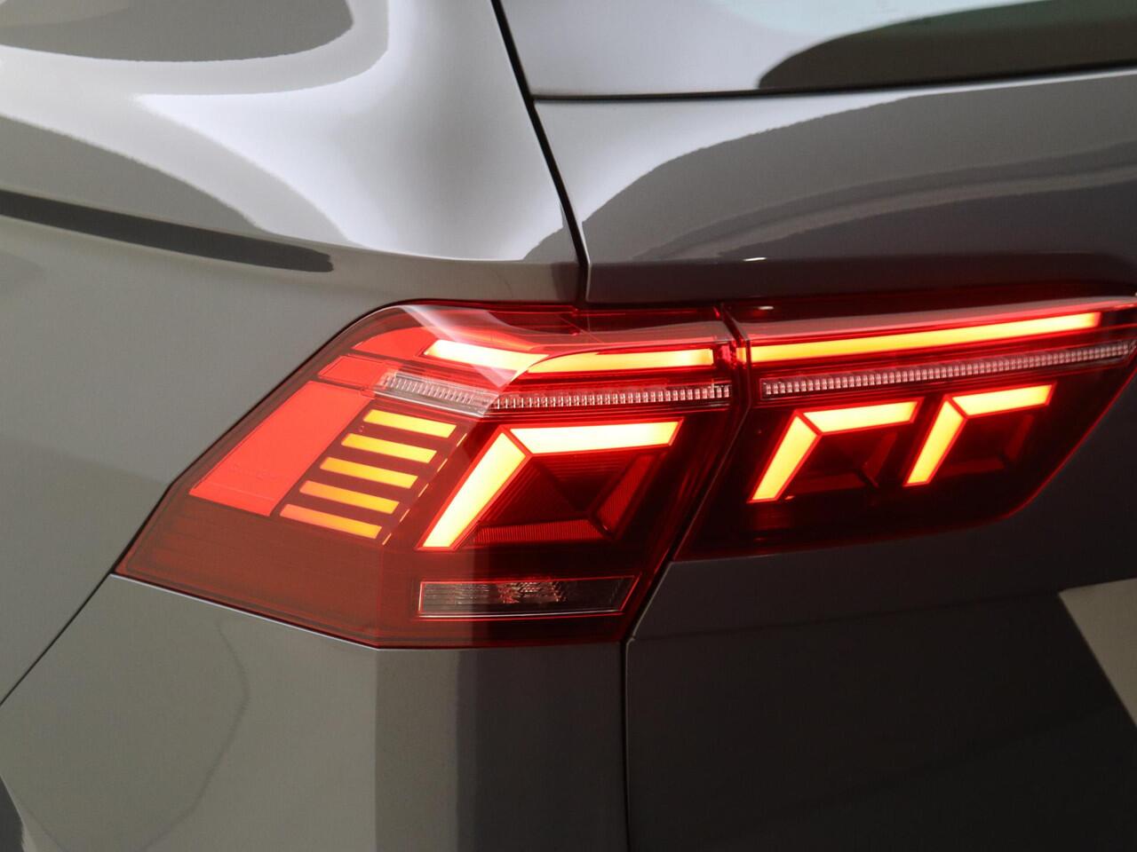 Volkswagen TIGUAN 1.4 TSI eHybrid R-Line Business | Panoramadak | 360 camera | LED matrix verlichting | Adaptieve cruise control | 3-zone airco | Dodehoek detectie | Keyless | CarPlay |