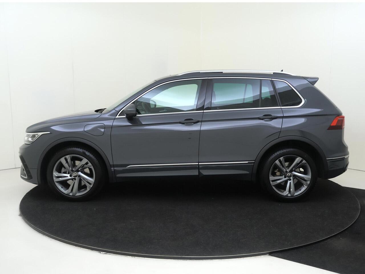 Volkswagen TIGUAN 1.4 TSI eHybrid R-Line Business | Panoramadak | 360 camera | LED matrix verlichting | Adaptieve cruise control | 3-zone airco | Dodehoek detectie | Keyless | CarPlay |