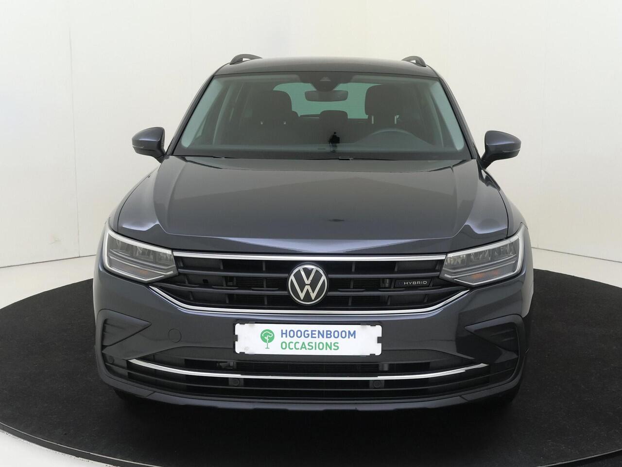 Volkswagen TIGUAN 1.4 TSI eHybrid Life | Achteruitrijcamera | Adaptieve cruise control | 3-zone airco | Dodehoek detectie | Keyless | CarPlay | Navigatie | Digital cockpit |