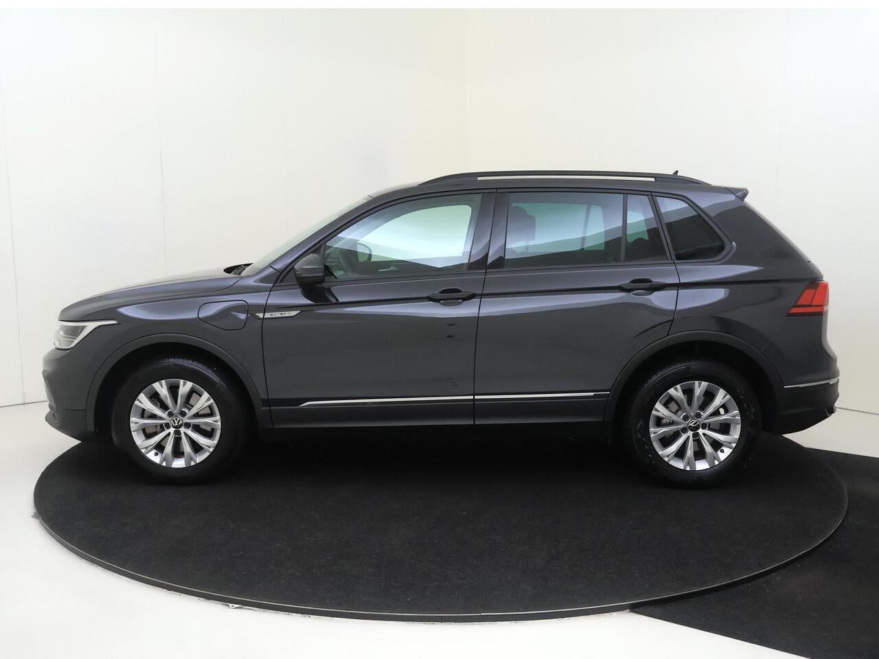 Volkswagen TIGUAN 1.4 TSI eHybrid Life | Achteruitrijcamera | Adaptieve cruise control | 3-zone airco | Dodehoek detectie | Keyless | CarPlay | Navigatie | Digital cockpit |