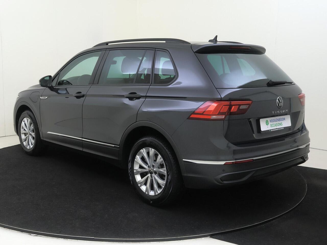 Volkswagen TIGUAN 1.4 TSI eHybrid Life | Achteruitrijcamera | Adaptieve cruise control | 3-zone airco | Dodehoek detectie | Keyless | CarPlay | Navigatie | Digital cockpit |