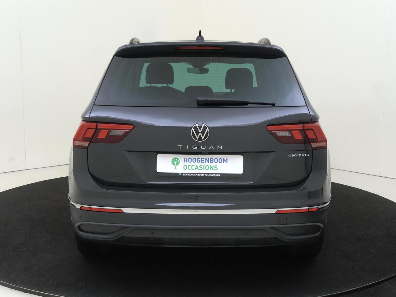 Volkswagen TIGUAN 1.4 TSI eHybrid Life | Achteruitrijcamera | Adaptieve cruise control | 3-zone airco | Dodehoek detectie | Keyless | CarPlay | Navigatie | Digital cockpit |