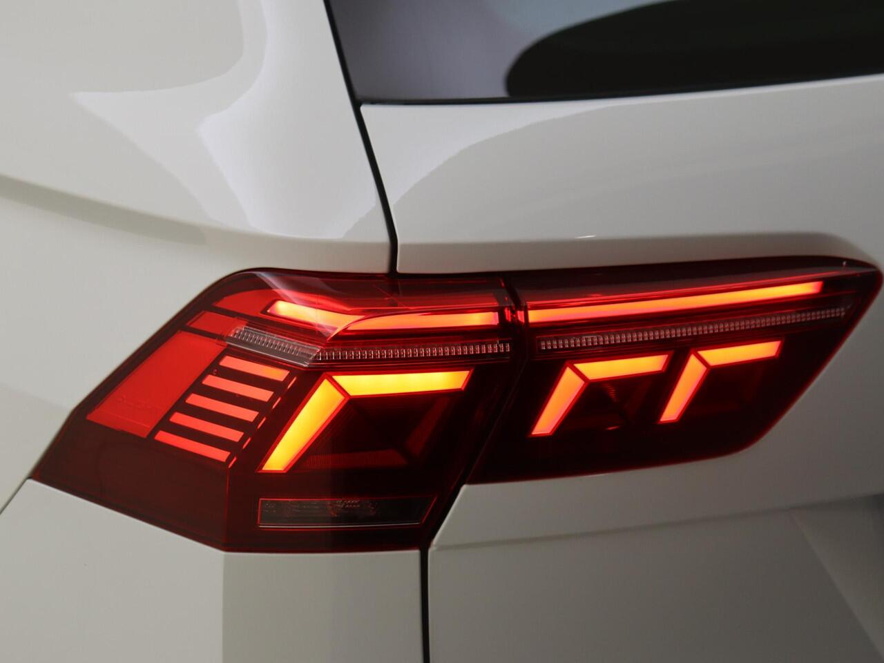 Volkswagen TIGUAN 1.4 TSI eHybrid Elegance | SoH 91% | Panoramadak | Achteruitrijcamera | 3-zone airco | LED matrix verlichting | Keyless | Adaptieve cruise control | CarPlay | Navigatie |