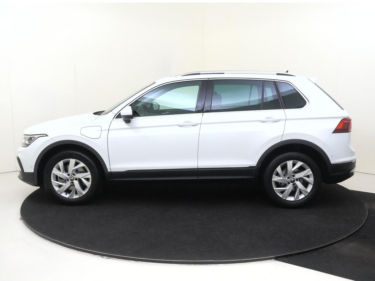 Volkswagen TIGUAN 1.4 TSI eHybrid Elegance | SoH 91% | Panoramadak | Achteruitrijcamera | 3-zone airco | LED matrix verlichting | Keyless | Adaptieve cruise control | CarPlay | Navigatie |