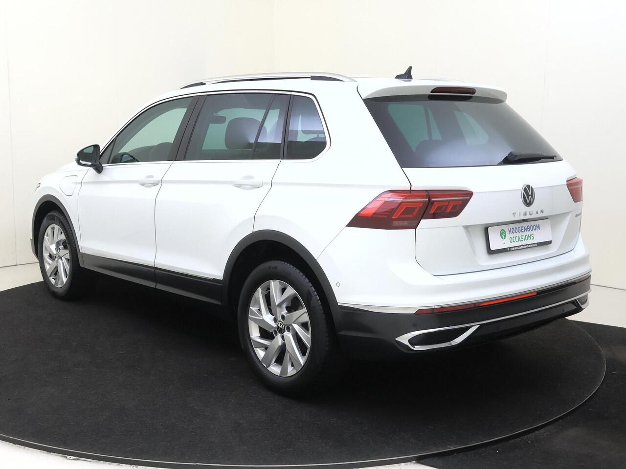 Volkswagen TIGUAN 1.4 TSI eHybrid Elegance | SoH 91% | Panoramadak | Achteruitrijcamera | 3-zone airco | LED matrix verlichting | Keyless | Adaptieve cruise control | CarPlay | Navigatie |