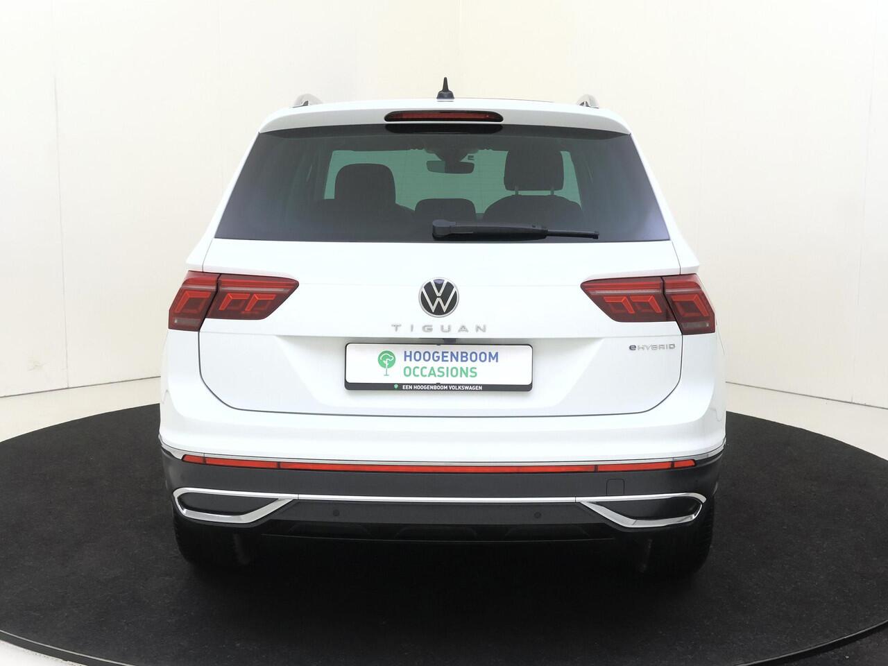 Volkswagen TIGUAN 1.4 TSI eHybrid Elegance | SoH 91% | Panoramadak | Achteruitrijcamera | 3-zone airco | LED matrix verlichting | Keyless | Adaptieve cruise control | CarPlay | Navigatie |
