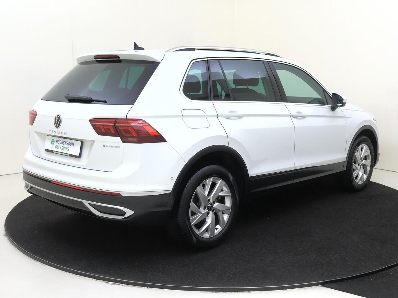 Volkswagen TIGUAN 1.4 TSI eHybrid Elegance | SoH 91% | Panoramadak | Achteruitrijcamera | 3-zone airco | LED matrix verlichting | Keyless | Adaptieve cruise control | CarPlay | Navigatie |