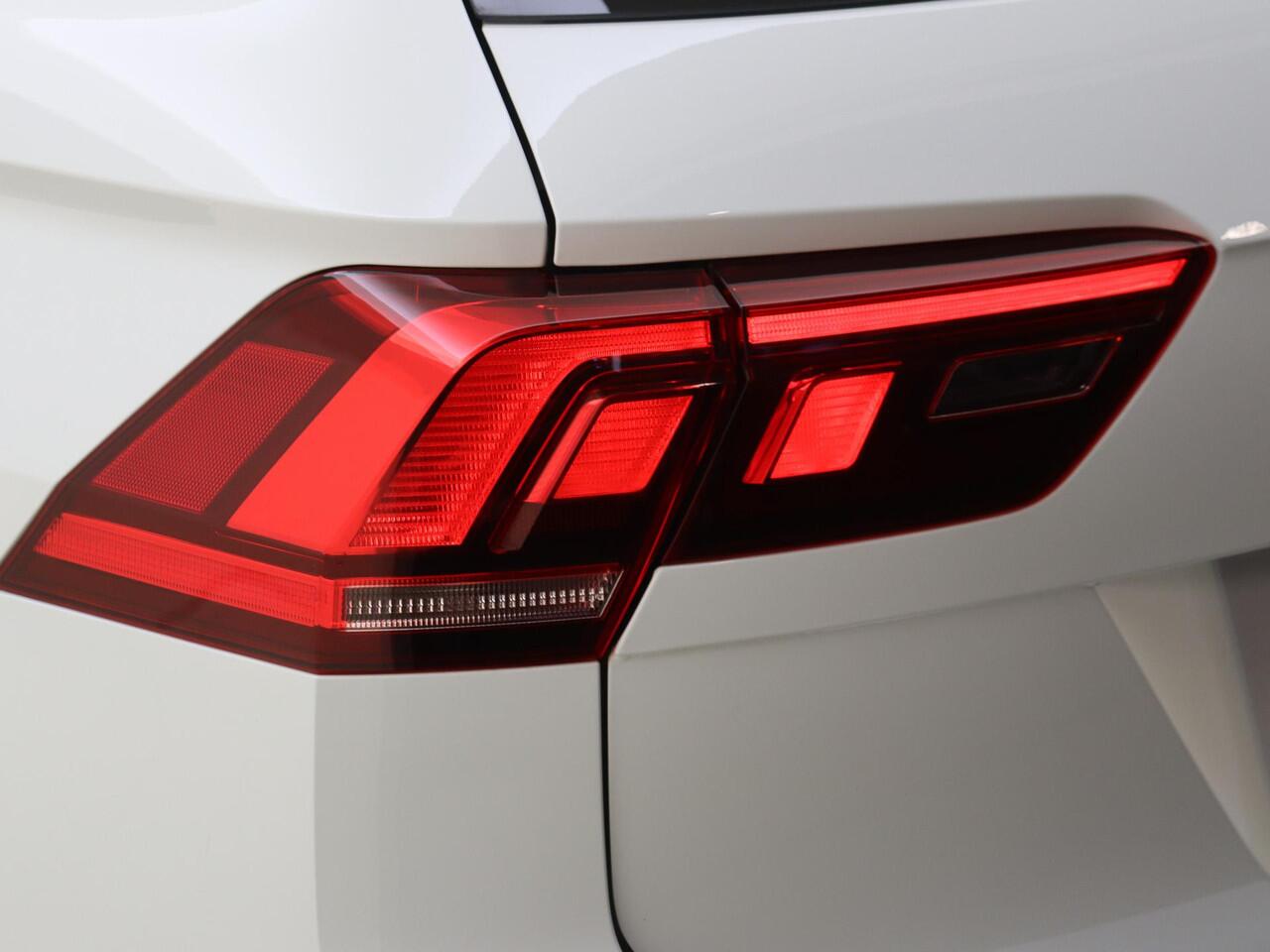 Volkswagen TIGUAN 1.4 TSI eHybrid R-Line Business | SoH 99% | Trekhaak | Parkeerassistent | Dodehoek detectie | Navigatie | Adaptieve cruise control | Keyless | Stoel- en stuurwielverwarming | LED matrix verlichting |