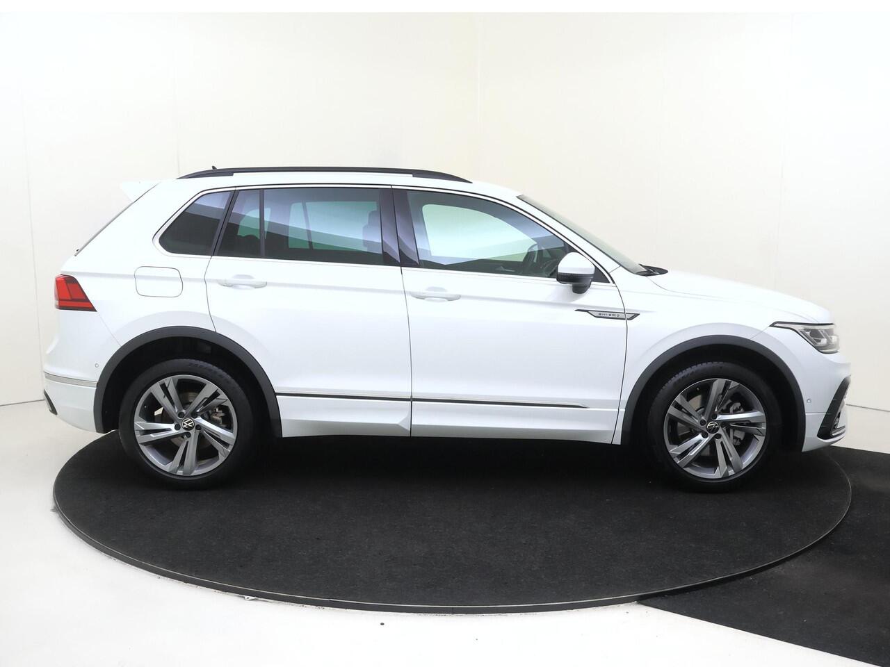 Volkswagen TIGUAN 1.4 TSI eHybrid R-Line Business | SoH 99% | Trekhaak | Parkeerassistent | Dodehoek detectie | Navigatie | Adaptieve cruise control | Keyless | Stoel- en stuurwielverwarming | LED matrix verlichting |