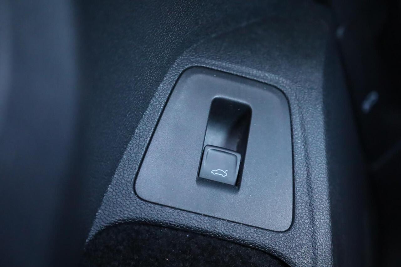 Volkswagen TIGUAN 1.5 TSI Life Business 110KW/150PK DSG, NL auto dealer onderhouden, Trekhaak, Navigatie, elektrische achterklep, digital cockpit pro, keyless entry, chroom pakket, spiegel pakket