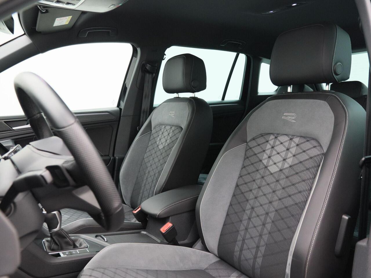 Volkswagen TIGUAN 1.4 TSi 145 Pk eHybrid R-Line Business Automaat | Trekhaak | LED | Stoel en Stuur Verwarming | Adaptive Cruise | Carplay | Navigatiesysteem | Parkeersensoren | Camera | Elektrische Achterklep | 20 Inch | 30.380 Km!!