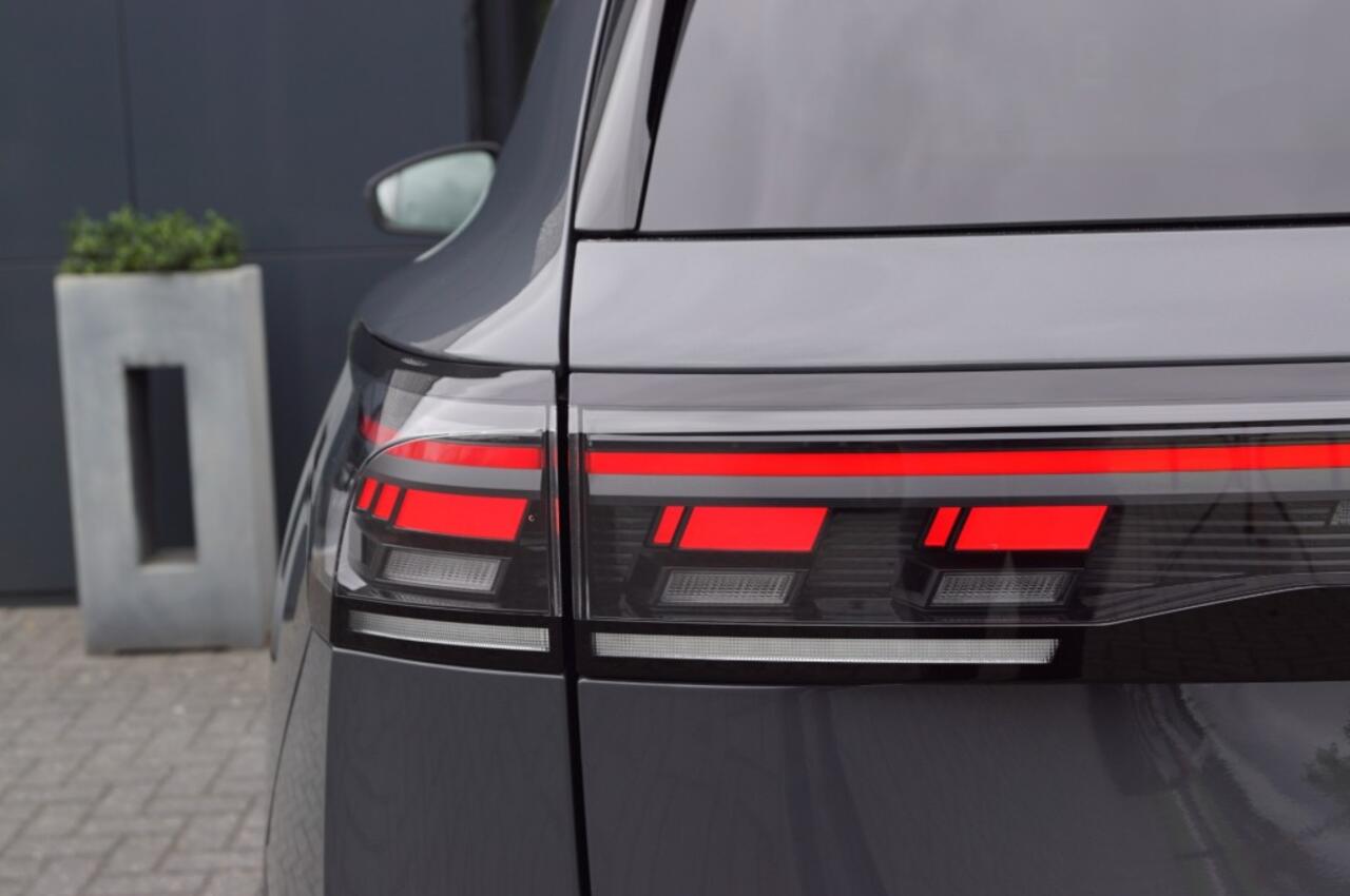 Volkswagen TIGUAN 1.5 eTSI DSG R-Line Black st 150pk /Panodak/ Navi/360gr.Camera/ Matrix LED/Trekh wegkl