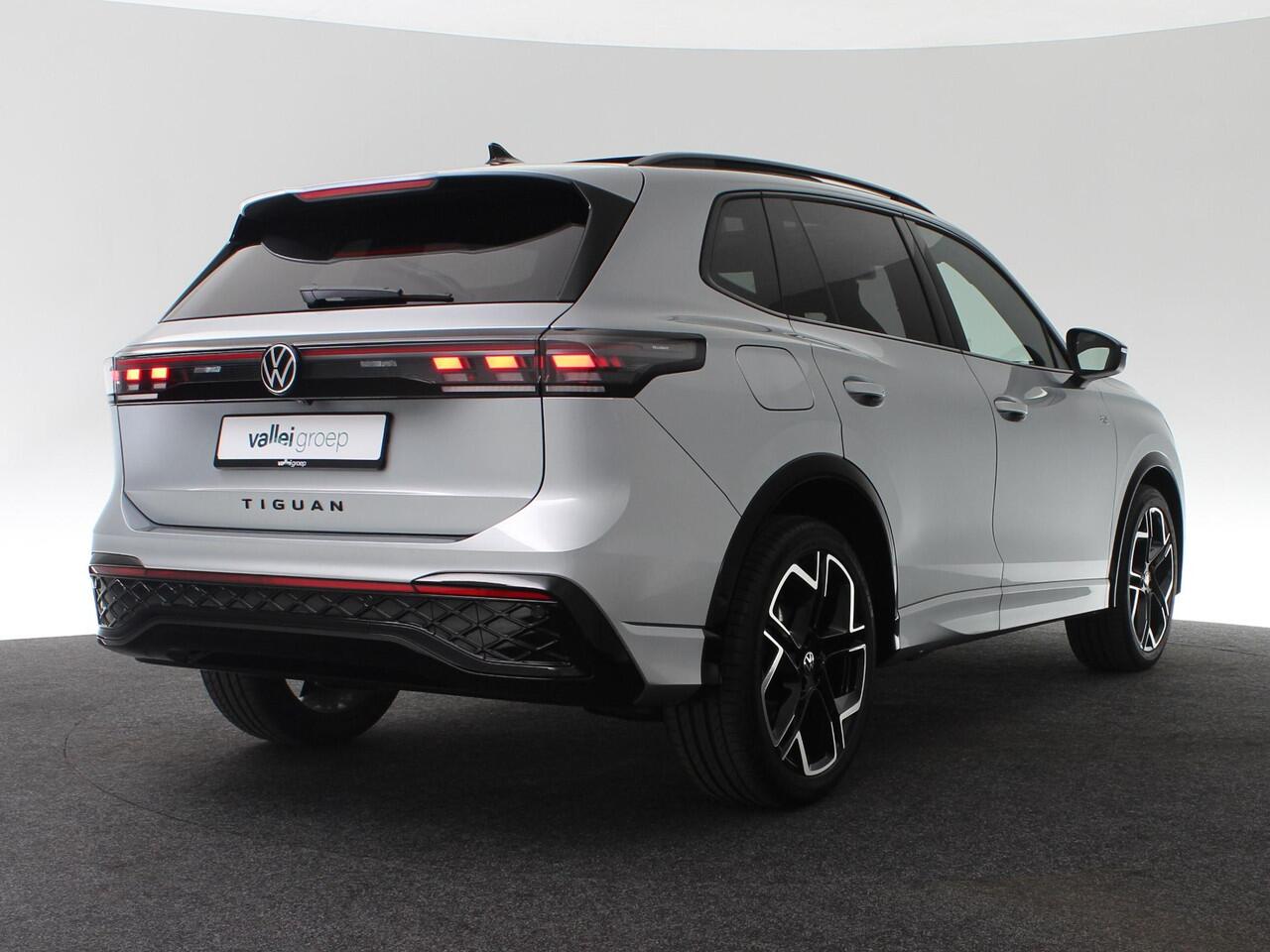 Volkswagen TIGUAN 1.5 eTSI 150 pk DSG R-Line Edition | Panoramadak | Trekhaak | Achteruitrijcamera | Stoel-/stuurverwarming | 20 inch