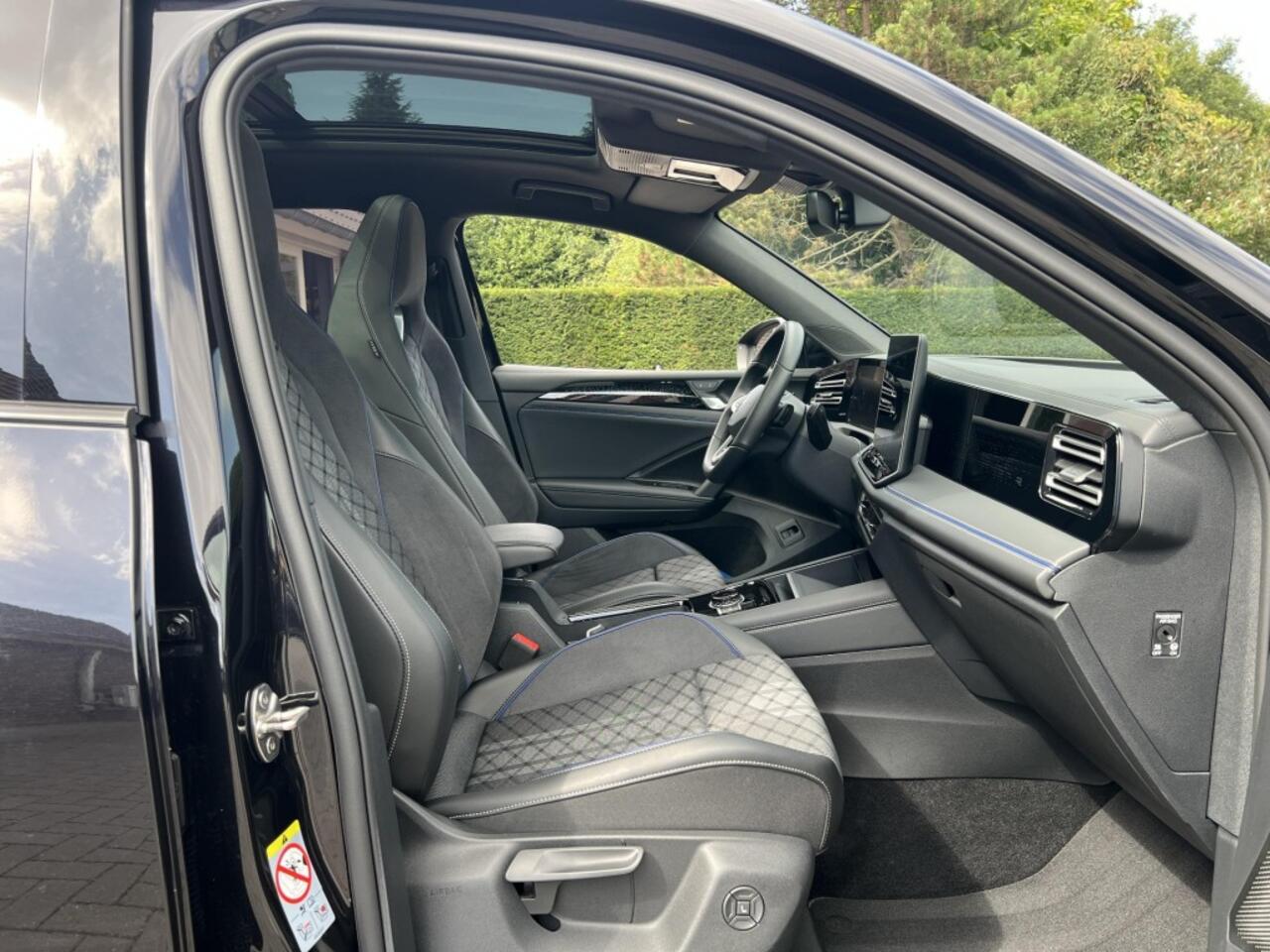 Volkswagen TIGUAN 1.5 eTSI DSG R-Line Blackstyle Pano Trekhaak IQ HUD