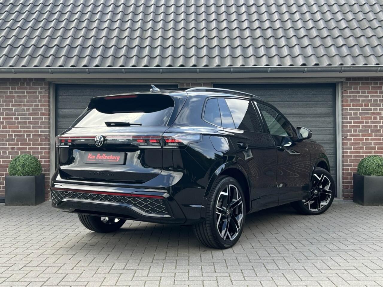 Volkswagen TIGUAN 1.5 eTSI DSG R-Line Blackstyle Pano Trekhaak IQ HUD