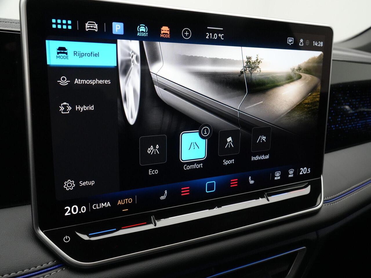 Volkswagen TIGUAN 1.5 eHybrid 204 pk DSG R-Line Edition | Panoramadak | Stoel-/stuurverwarming | Park Assist Plus | Side Assist | Carplay | ergoActive Sportstoelen | 20 inch