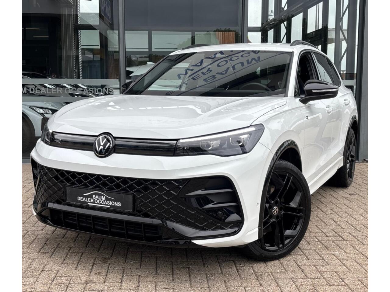 Volkswagen TIGUAN 2.0 TDI R-LINE AUTOMAAT 150PK AIRCO NAVI BIGSCREEN PDC-CAMERA MASSAGE.