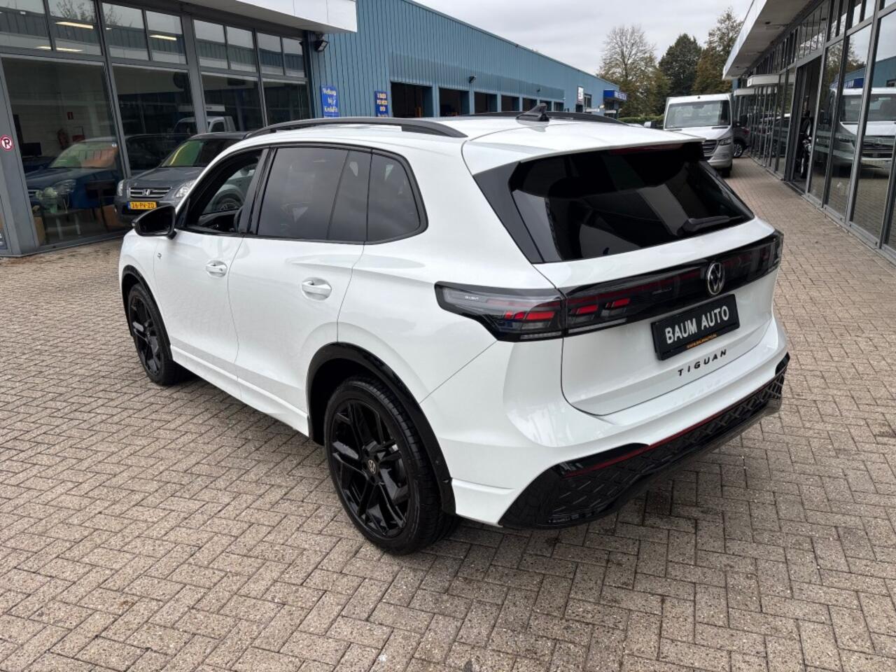 Volkswagen TIGUAN 2.0 TDI R-LINE AUTOMAAT 150PK AIRCO NAVI BIGSCREEN PDC-CAMERA MASSAGE.