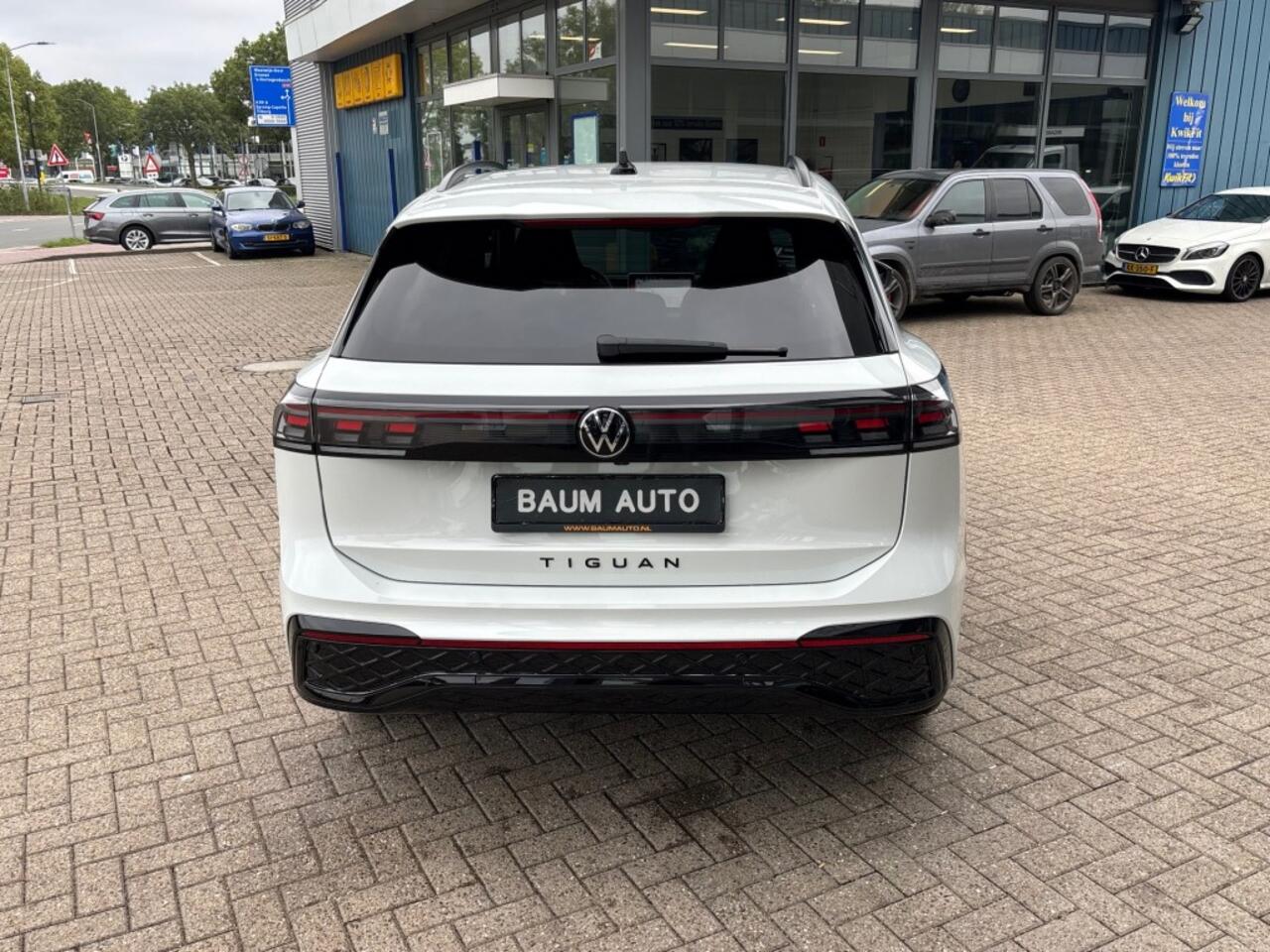 Volkswagen TIGUAN 2.0 TDI R-LINE AUTOMAAT 150PK AIRCO NAVI BIGSCREEN PDC-CAMERA MASSAGE.