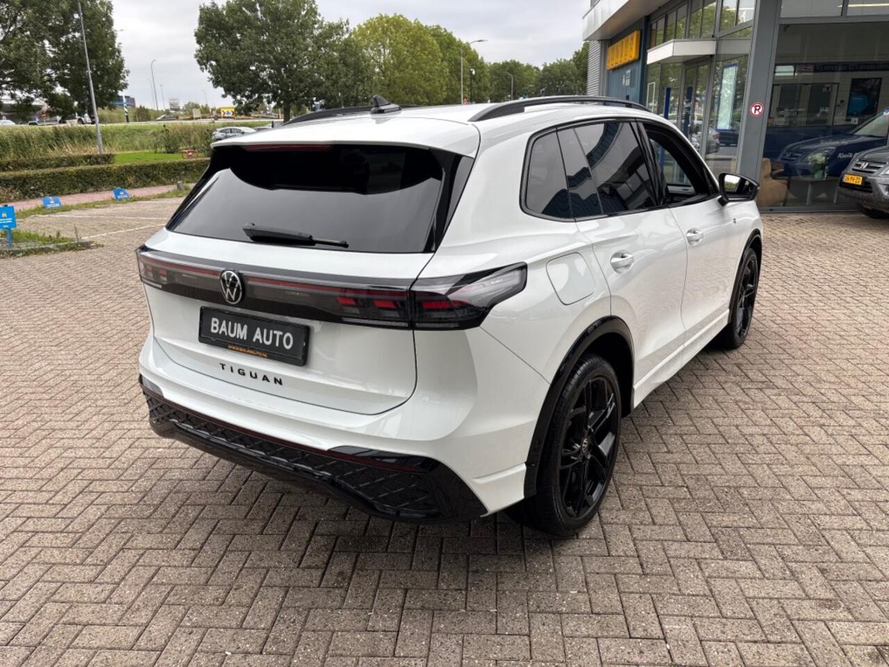 Volkswagen TIGUAN 2.0 TDI R-LINE AUTOMAAT 150PK AIRCO NAVI BIGSCREEN PDC-CAMERA MASSAGE.