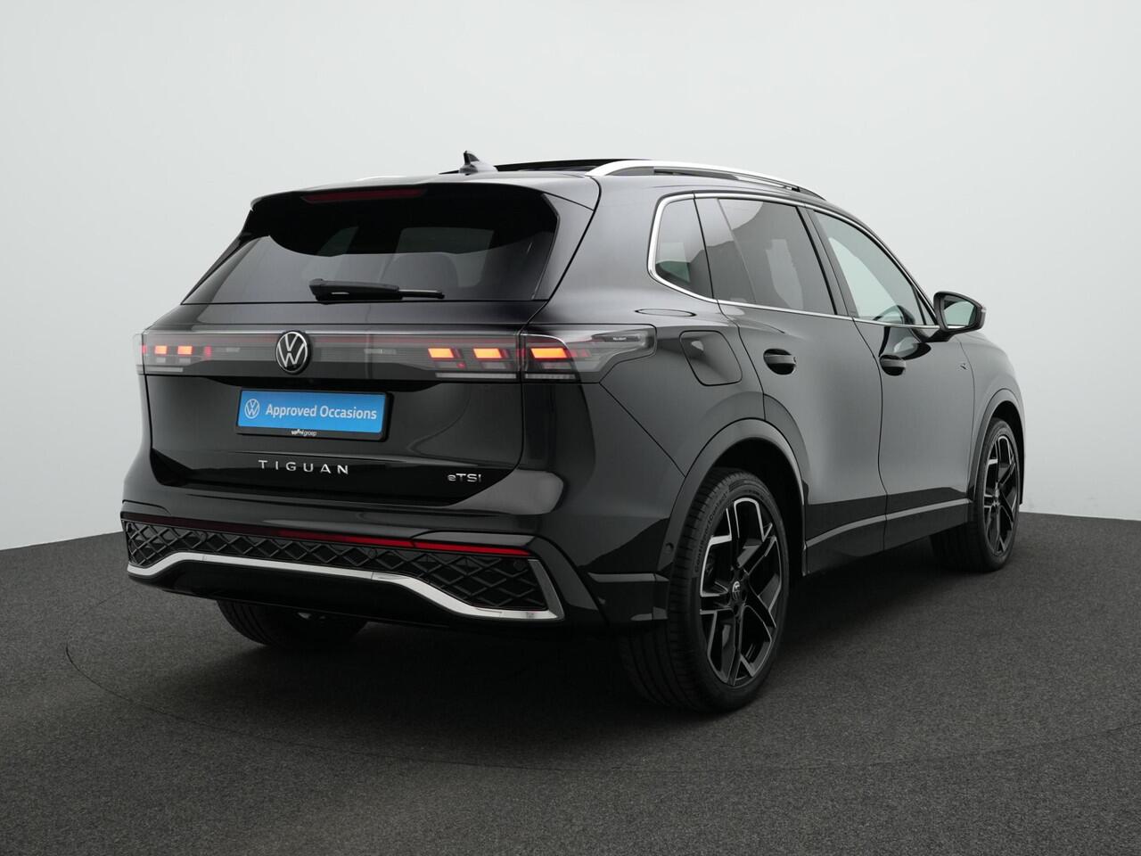 Volkswagen TIGUAN 1.5 eTSI 150 pk DSG R-Line Business | Panoramadak | Trekhaak | IQ Light | Rondomzicht camera | Stoelverwarming | Navigatie | Massage