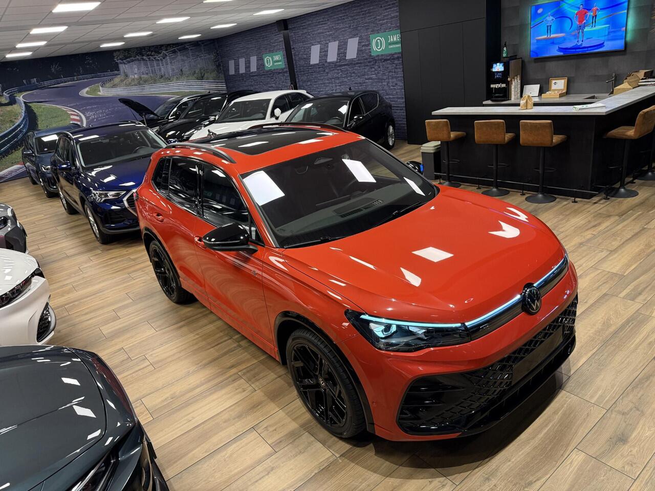 Volkswagen TIGUAN 1.5 eTSI R-Line Edition |Stoel/stuur verwarm|Massage stoelen|Panoromadak|Trekhaak|Winterwielen set extra|