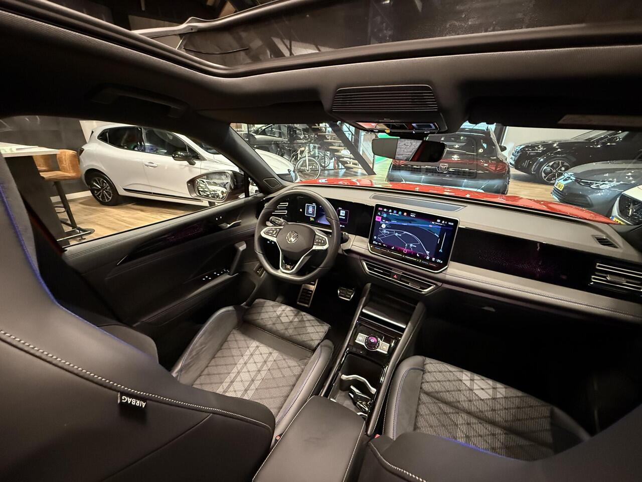 Volkswagen TIGUAN 1.5 eTSI R-Line Edition |Stoel/stuur verwarm|Massage stoelen|Panoromadak|Trekhaak|Winterwielen set extra|