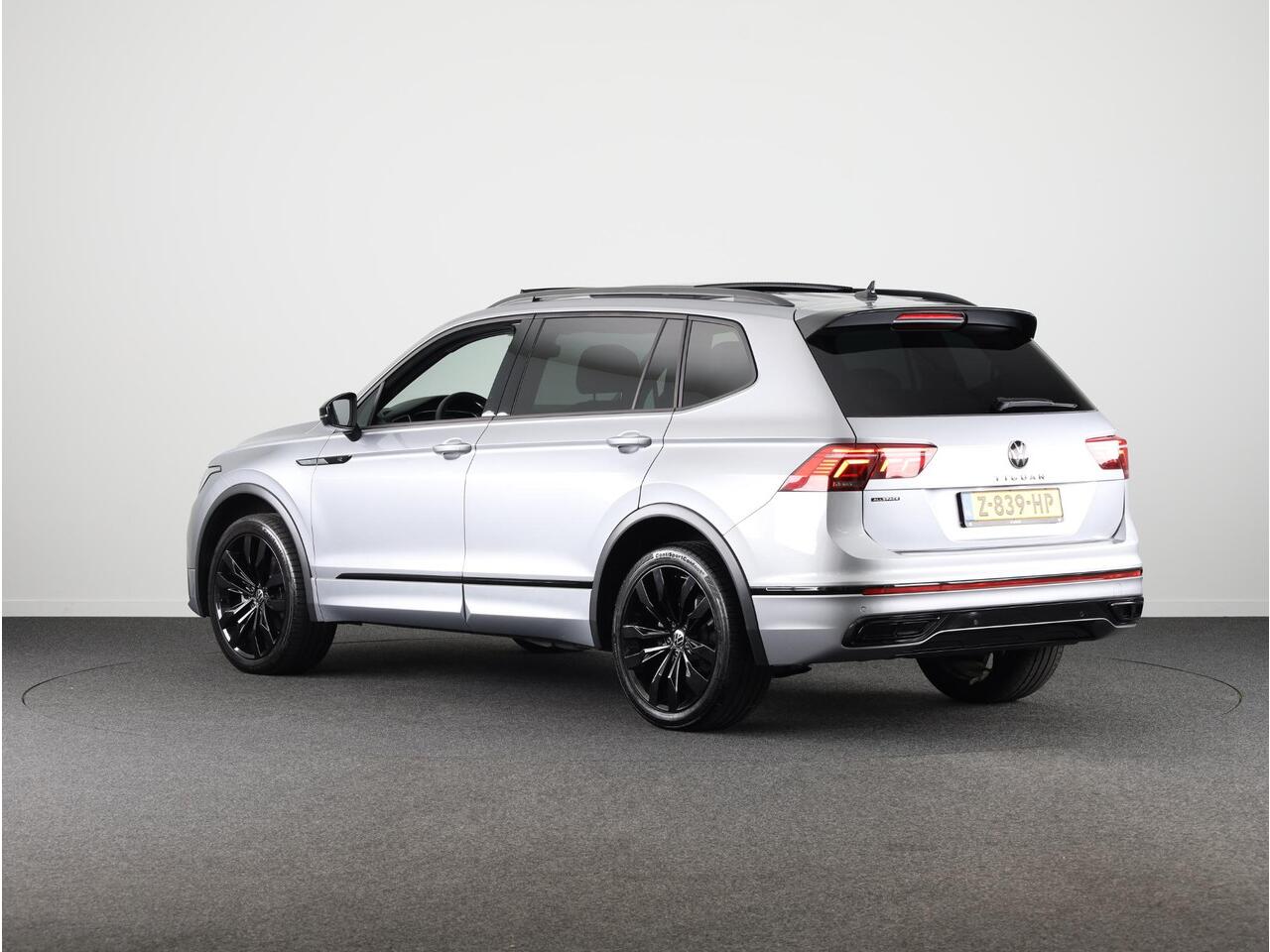 Volkswagen TIGUAN Allspace 1.5 TSI R-Line Business 7p. 150 pk DSG | Verlengde garantie | Navigatie | Panoramadak | Adaptieve cruise control | Stoelverwarming | Matrix LED koplampen |