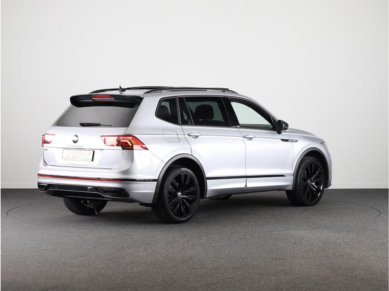 Volkswagen TIGUAN Allspace 1.5 TSI R-Line Business 7p. 150 pk DSG | Verlengde garantie | Navigatie | Panoramadak | Adaptieve cruise control | Stoelverwarming | Matrix LED koplampen |