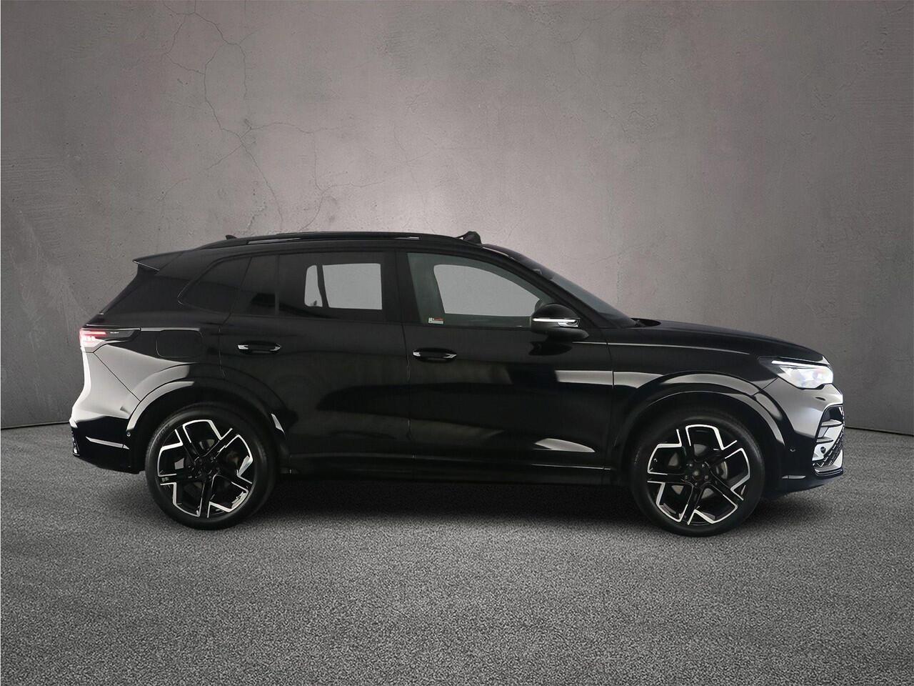 Volkswagen TIGUAN R-Line Edition 1.5 eTSI 150pk DSG Automaat Trekhaak, Panoramadak, Black Style, Adaptive cruise control, Elektrische achterklep, 360 camera, Achteruitrijcamera