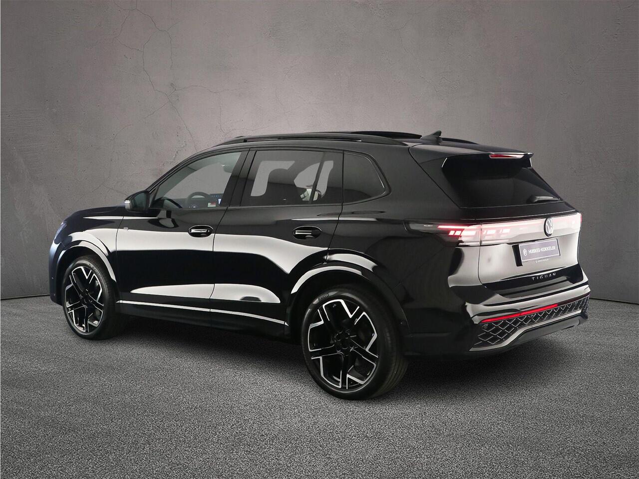 Volkswagen TIGUAN R-Line Edition 1.5 eTSI 150pk DSG Automaat Trekhaak, Panoramadak, Black Style, Adaptive cruise control, Elektrische achterklep, 360 camera, Achteruitrijcamera