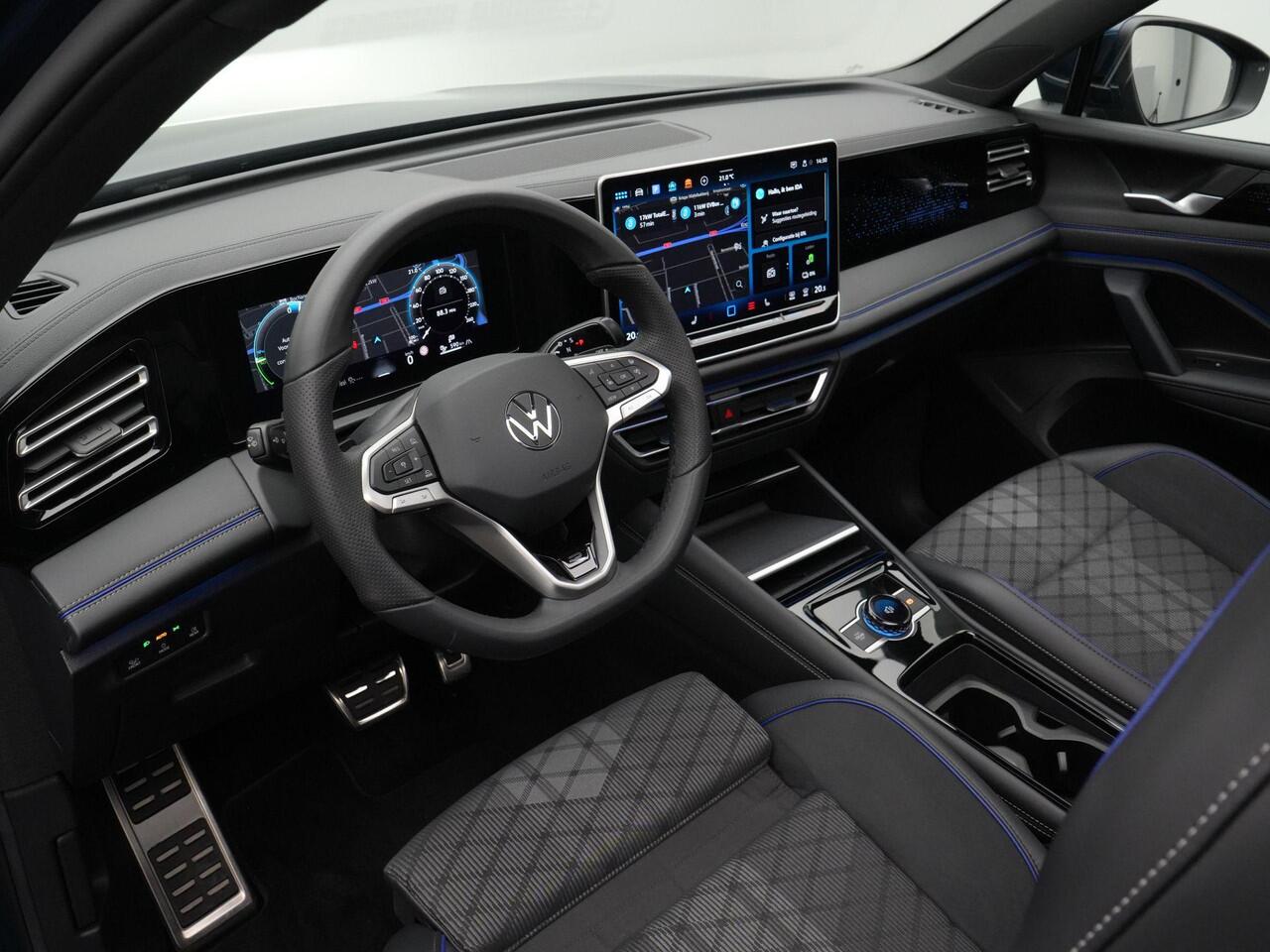 Volkswagen TIGUAN 1.5 eHybrid 204 pk R-Line Edition | Panoramadak | Stoel-/stuurverwarming | Park Assist Plus | Side Assist | Carplay | ergoActive Sportstoelen | 20 inch