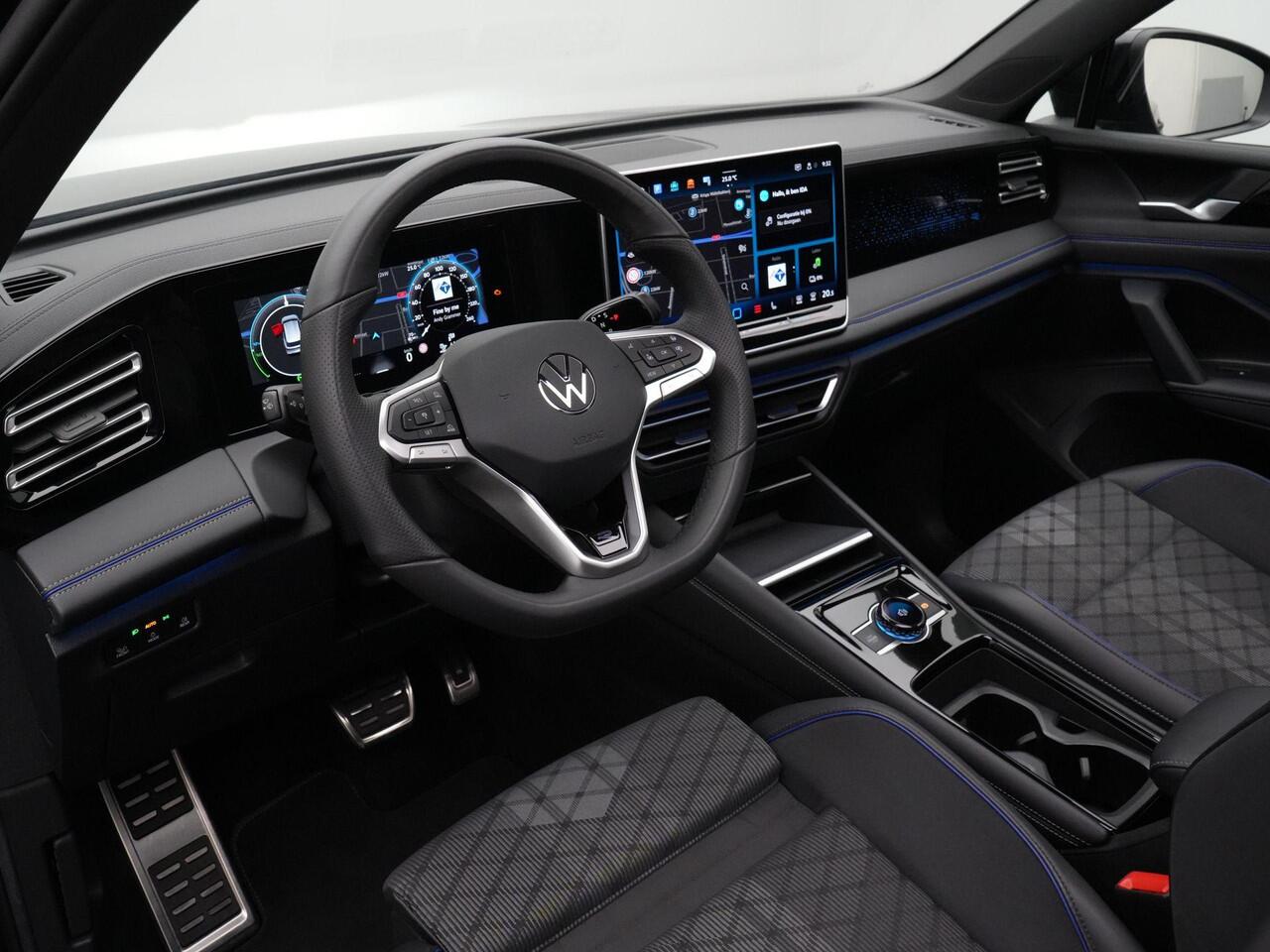 Volkswagen TIGUAN 1.5 eHybrid 272 pk R-Line Edition | Panoramadak | Stoel-/stuurverwarming | Standkachel | Park Assist | Side Assist | ErgoActive bestuurdersstoel | 20 inch