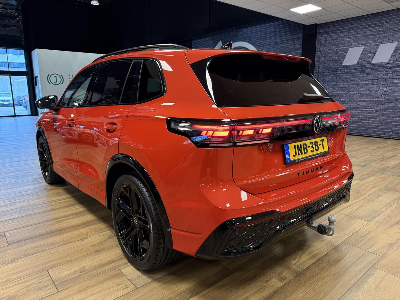 Volkswagen TIGUAN 1.5 eTSI R-Line Edition |Stoel/stuur verwarm|Massage stoelen|Panoromadak|Trekhaak|Winterwielen set extra|