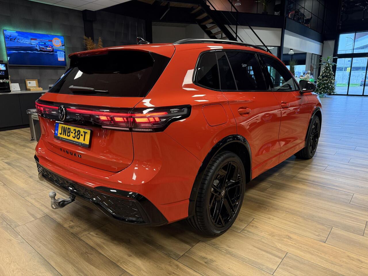 Volkswagen TIGUAN 1.5 eTSI R-Line Edition |Stoel/stuur verwarm|Massage stoelen|Panoromadak|Trekhaak|Winterwielen set extra|