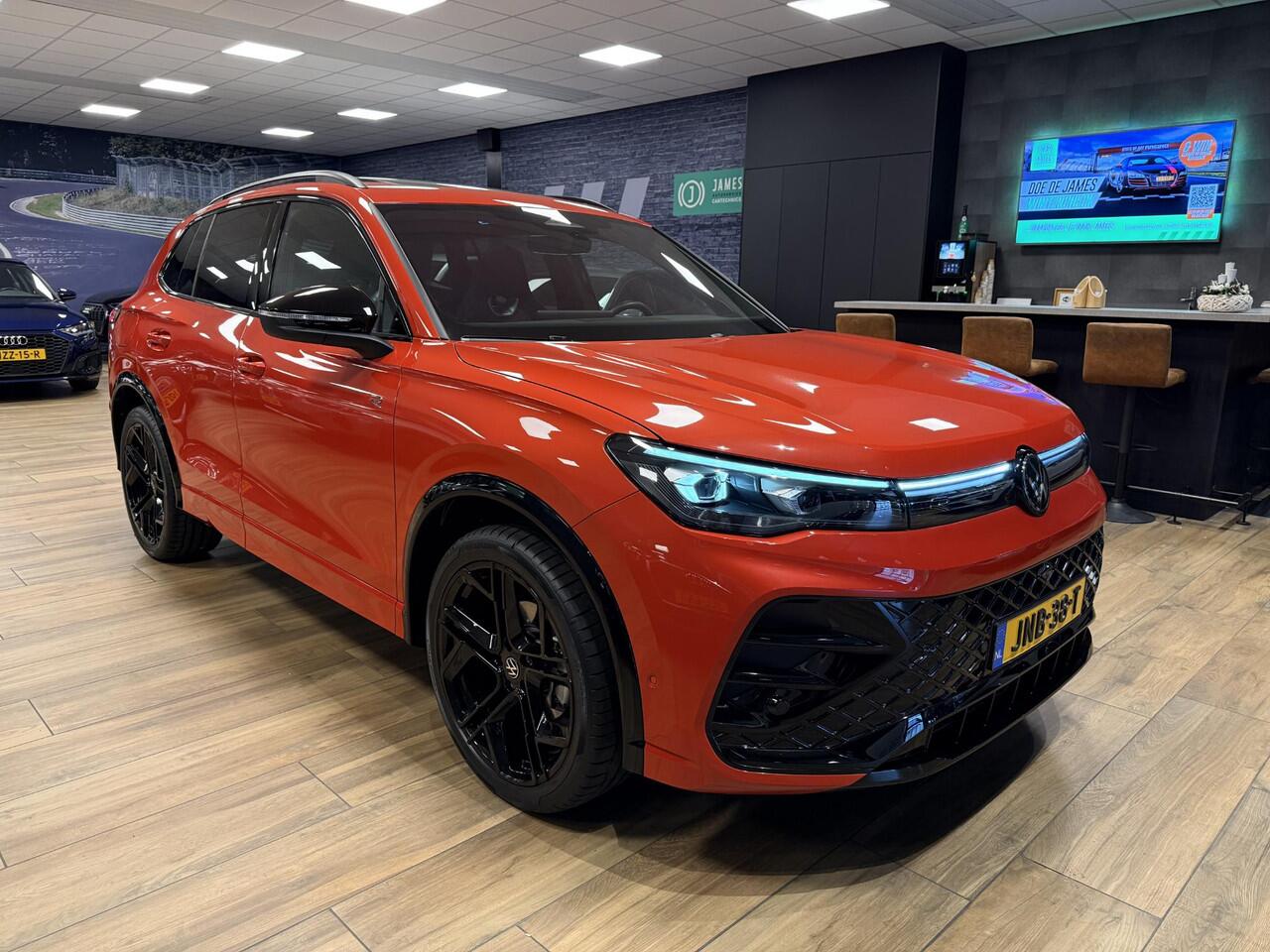 Volkswagen TIGUAN 1.5 eTSI R-Line Edition |Stoel/stuur verwarm|Massage stoelen|Panoromadak|Trekhaak|Winterwielen set extra|