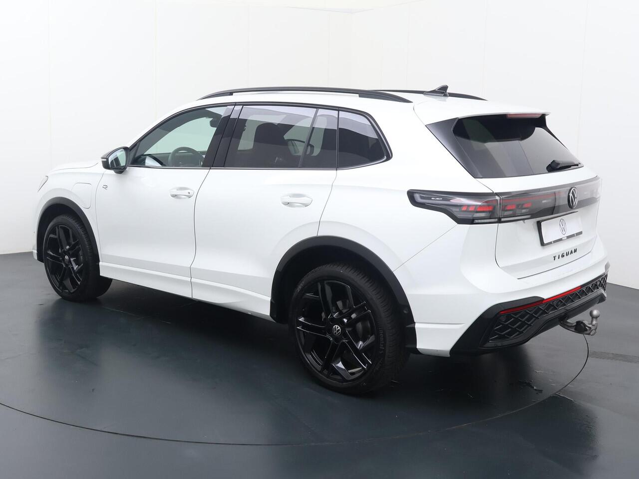 Volkswagen TIGUAN 1.5 eHybrid R-Line Business | 204 PK | SoH 100% | Automaat | Trekhaak wegklapbaar | Elek. achterklep | R-Line |