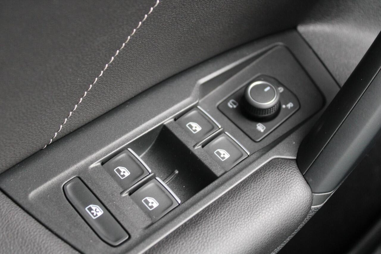 Volkswagen TIGUAN 1.4 TSI eHybrid R-Line Business | Panoramadak | Adaptieve Cruise Control | 19 INCH Lichtmetalen Velgen | Camera