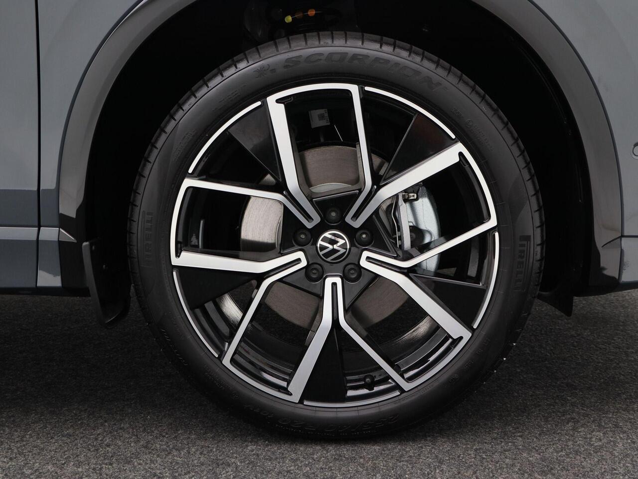 Volkswagen TIGUAN 1.5 eHybrid 272 Pk Automaat R-Line Edition | Panorama Dak | Trekhaak | Massage Stoelen | Camera | Carplay | LED | 20 Inch | 1.274 Km!!