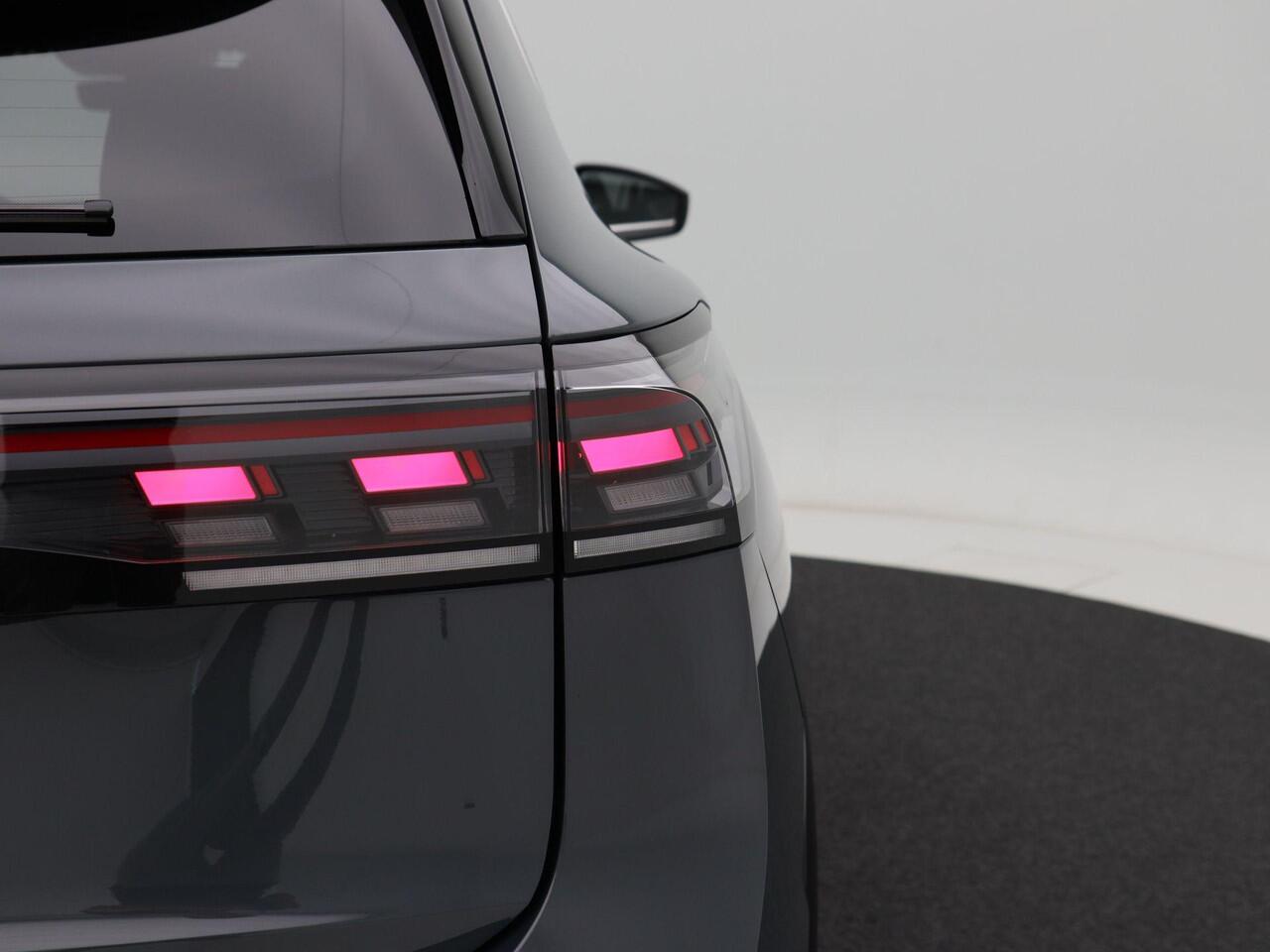 Volkswagen TIGUAN 1.5 eHybrid 272 Pk Automaat R-Line Edition | Panorama Dak | Trekhaak | Massage Stoelen | Camera | Carplay | LED | 20 Inch | 1.274 Km!!