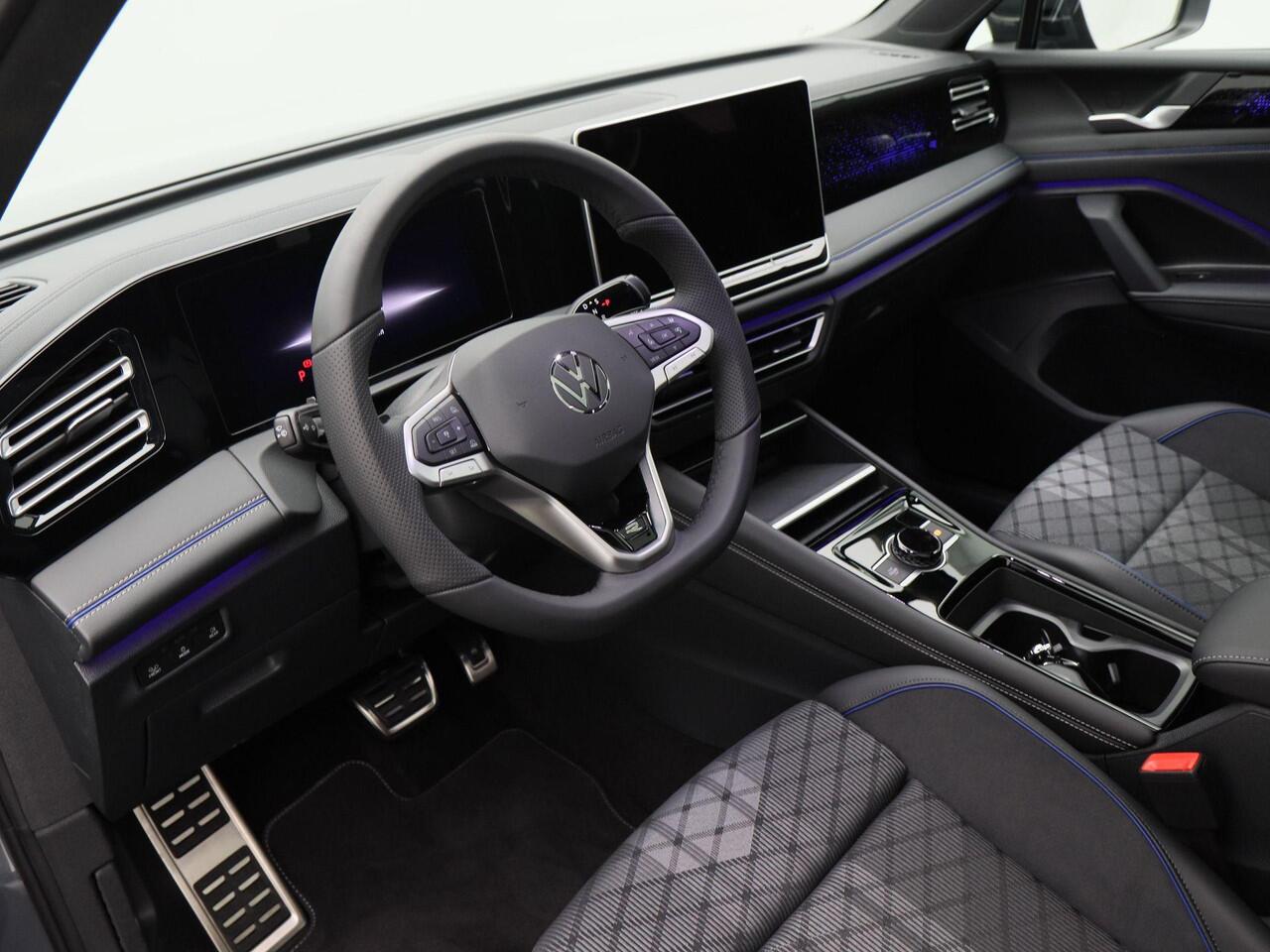 Volkswagen TIGUAN 1.5 eHybrid 272 Pk Automaat R-Line Edition | Panorama Dak | Trekhaak | Massage Stoelen | Camera | Carplay | LED | 20 Inch | 1.274 Km!!