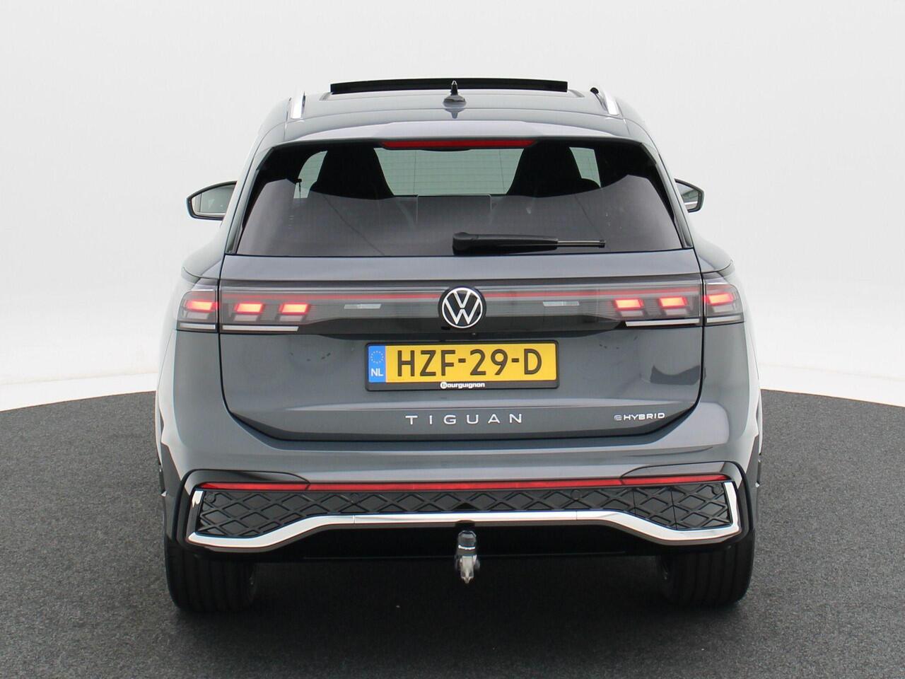 Volkswagen TIGUAN 1.5 eHybrid 272 Pk Automaat R-Line Edition | Panorama Dak | Trekhaak | Massage Stoelen | Camera | Carplay | LED | 20 Inch | 1.274 Km!!