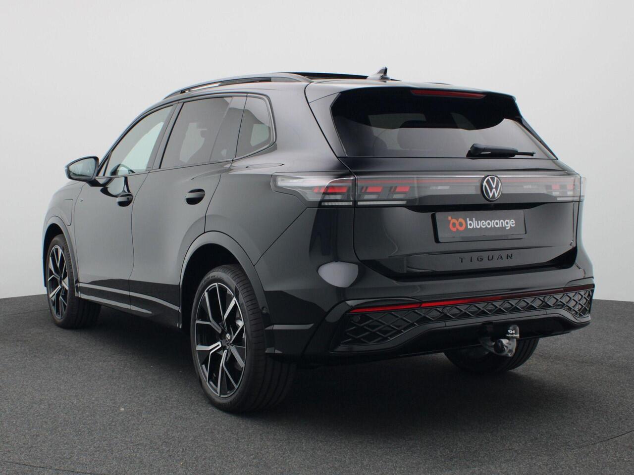 Volkswagen TIGUAN 1.5 eHybrid R-Line Edition 272PK DSG black style, matrix led, trekhaak, panoramadak, 360gr. camera, keyless, stuur-stoelverwarming, adaptive cruise, side assist, 20" lichtmetaal