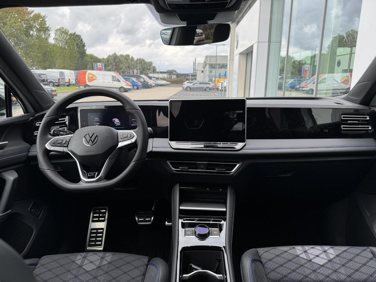 Volkswagen TIGUAN 1.5 eHybrid R-Line Edition 204 PK | Trekhaak | 360 Camera | LED Matrix | Black Style | Adaptief Onderstel |