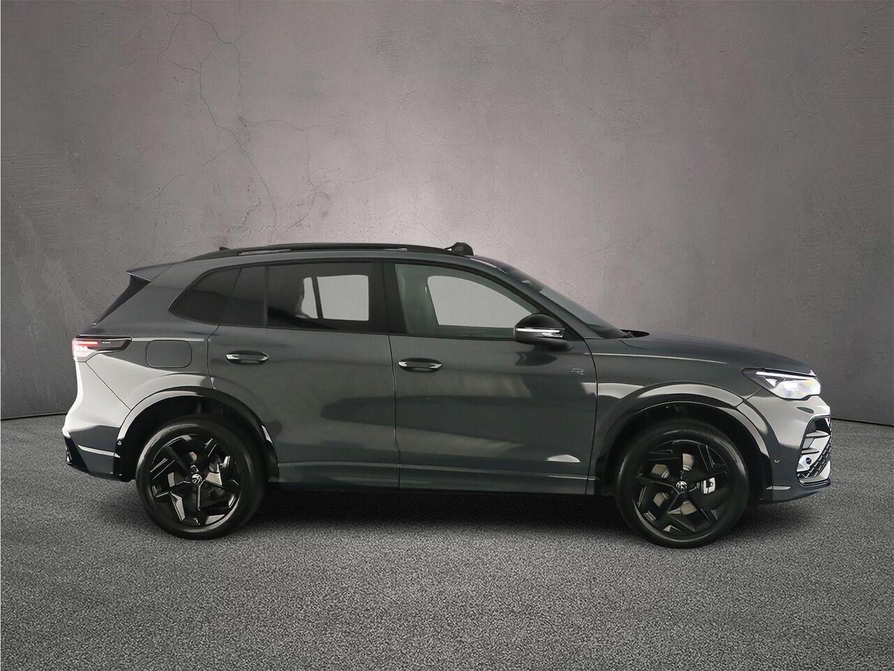 Volkswagen TIGUAN R-Line Edition 1.5 TSI eHybrid 272pk DSG Automaat Trekhaak, Panoramadak, Black Style, Elektrische achterklep, Adaptive cruise control, Achteruitrijcamera